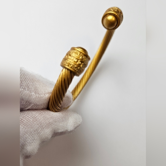 Elegant Gold-Toned Women's Bracelet - Picture 6 of 9